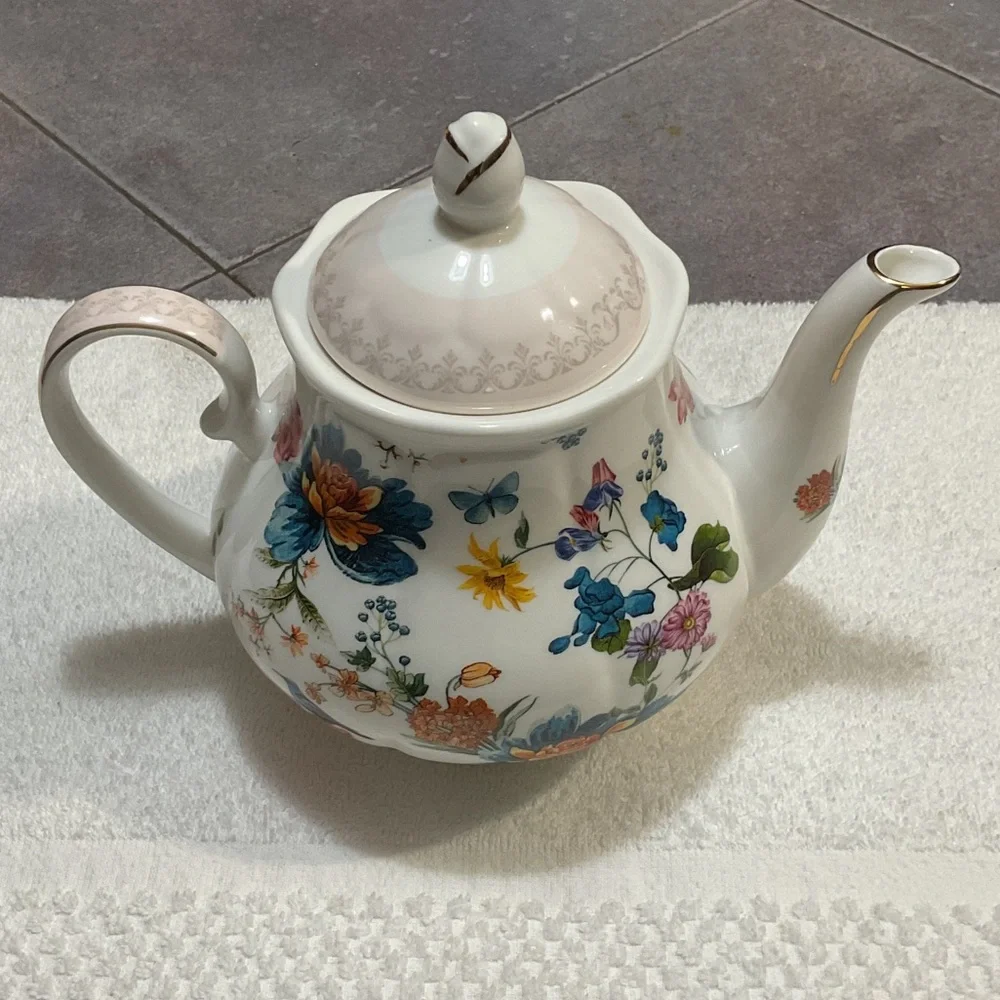Charming Floral Teapot with Lid